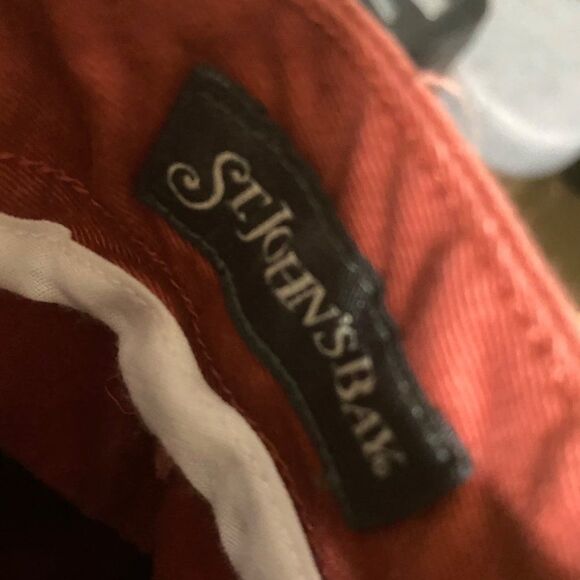 St John’s Bay mens maroon shorts, 2 front and 2 back pockets - Picture 2 of 3